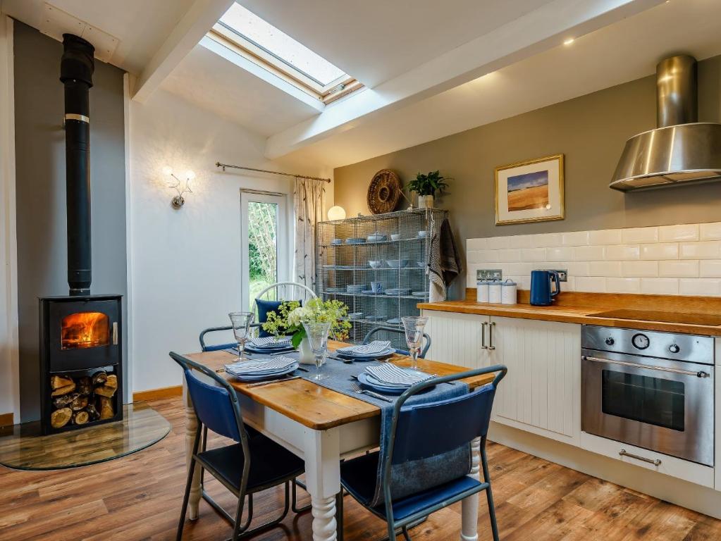 a kitchen with a table and chairs and a stove at 2 Bed in Leominster 78637 in Stoke Prior