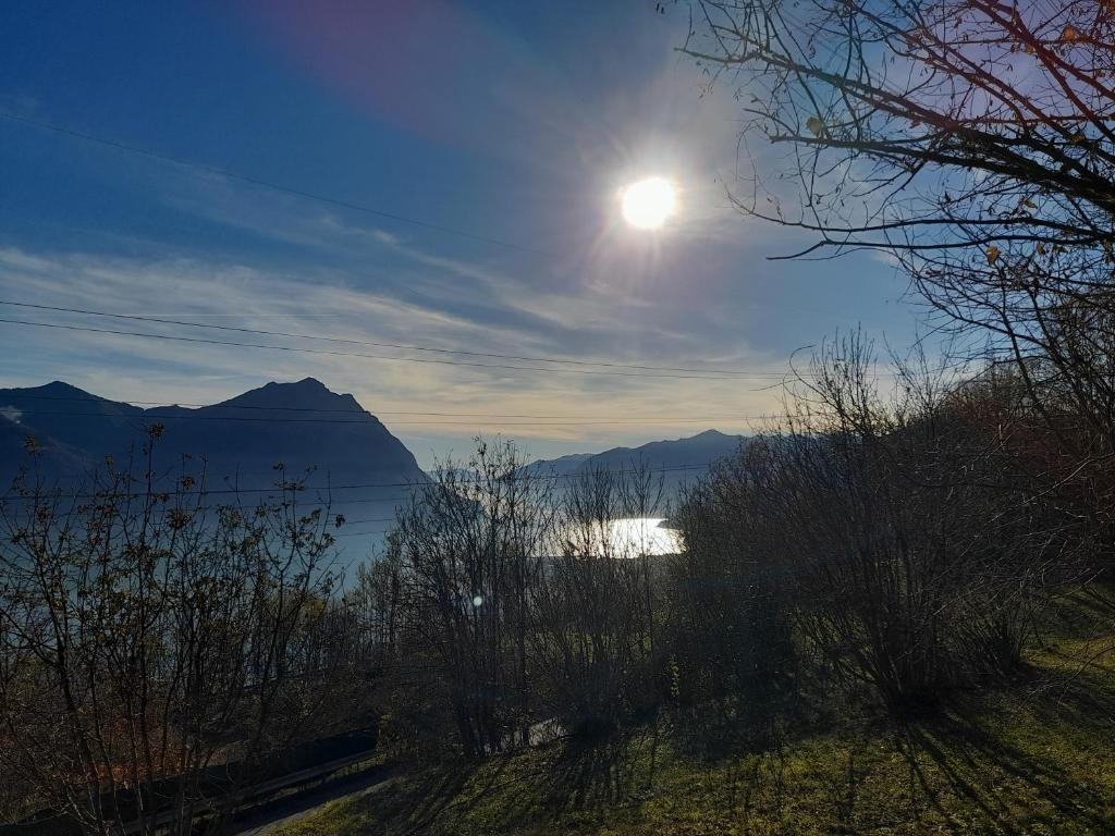 a view of a lake with the sun in the sky at Beb san giorgio in Volpino