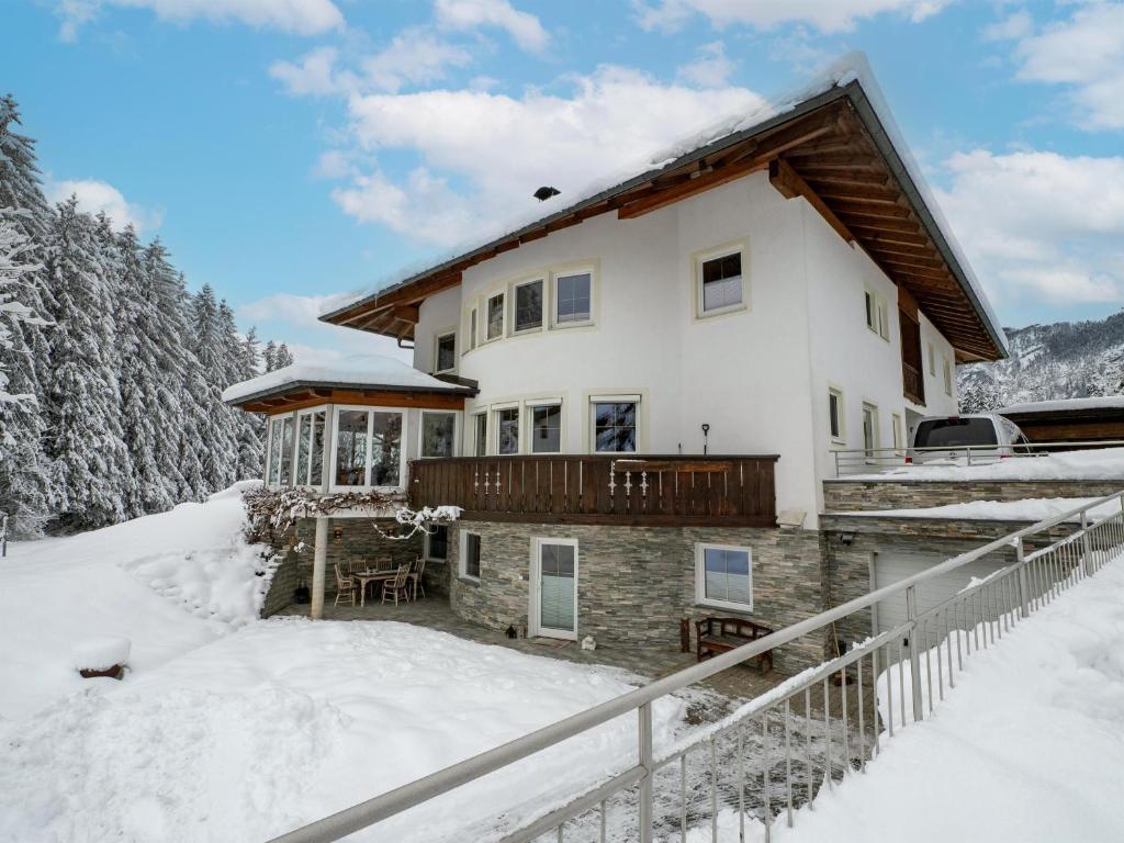 una casa en la nieve en invierno en Relax Inn en Angerberg