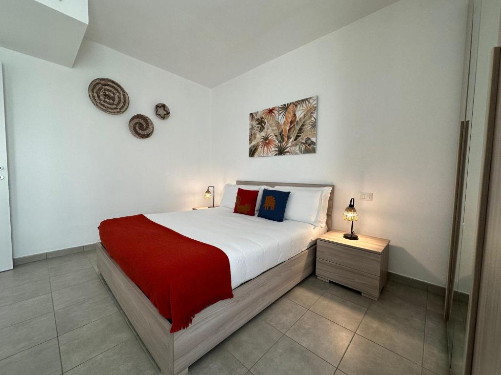 NG Collection 4.4 في أولبيا: غرفة نوم بسرير وبطانية حمراء
