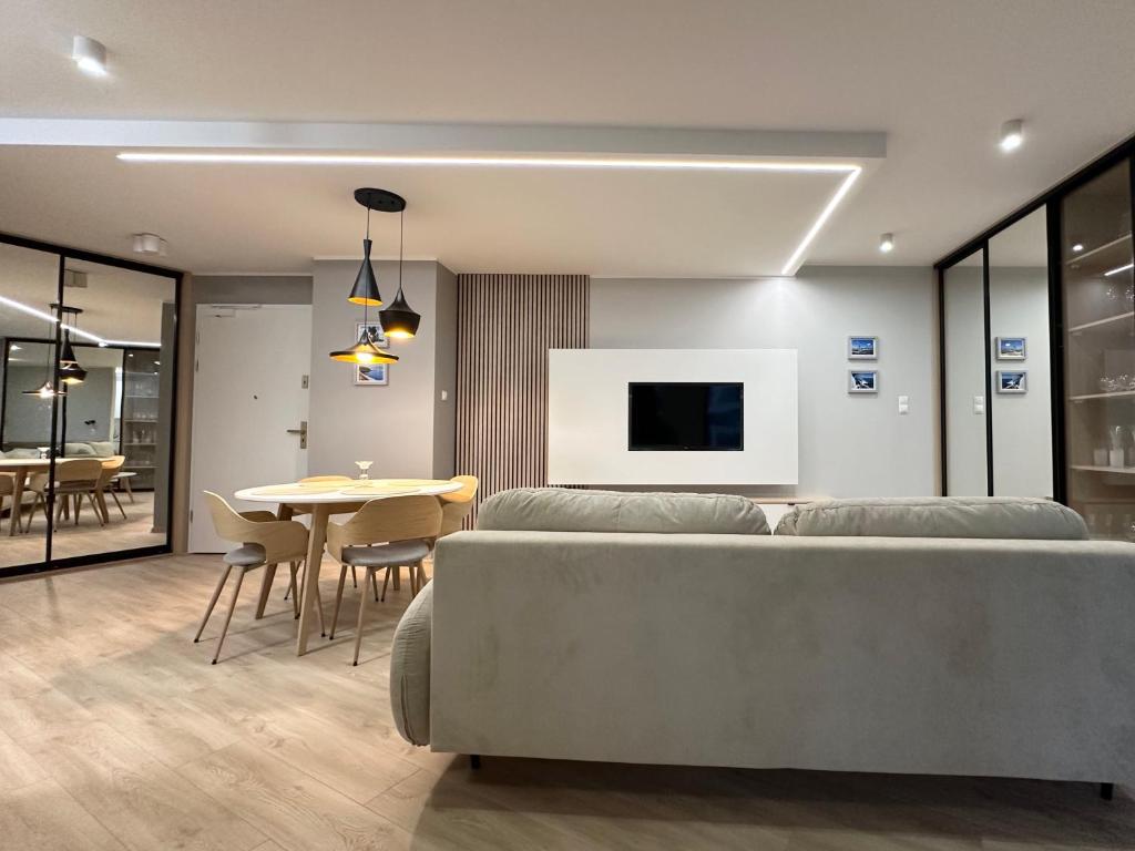 Televízia a/alebo spoločenská miestnosť v ubytovaní Apartamenty Portova Q4Apartments