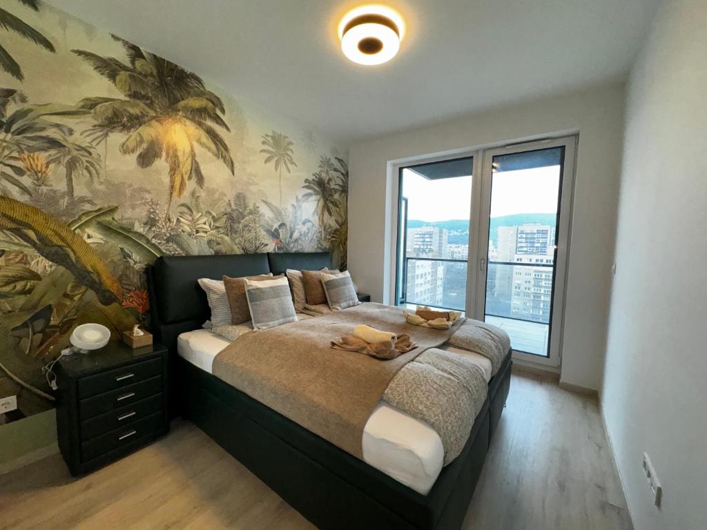 sypialnia z dużym łóżkiem z obrazem na ścianie w obiekcie RiverGuard Apartment With FREE PARKING w Budapeszcie