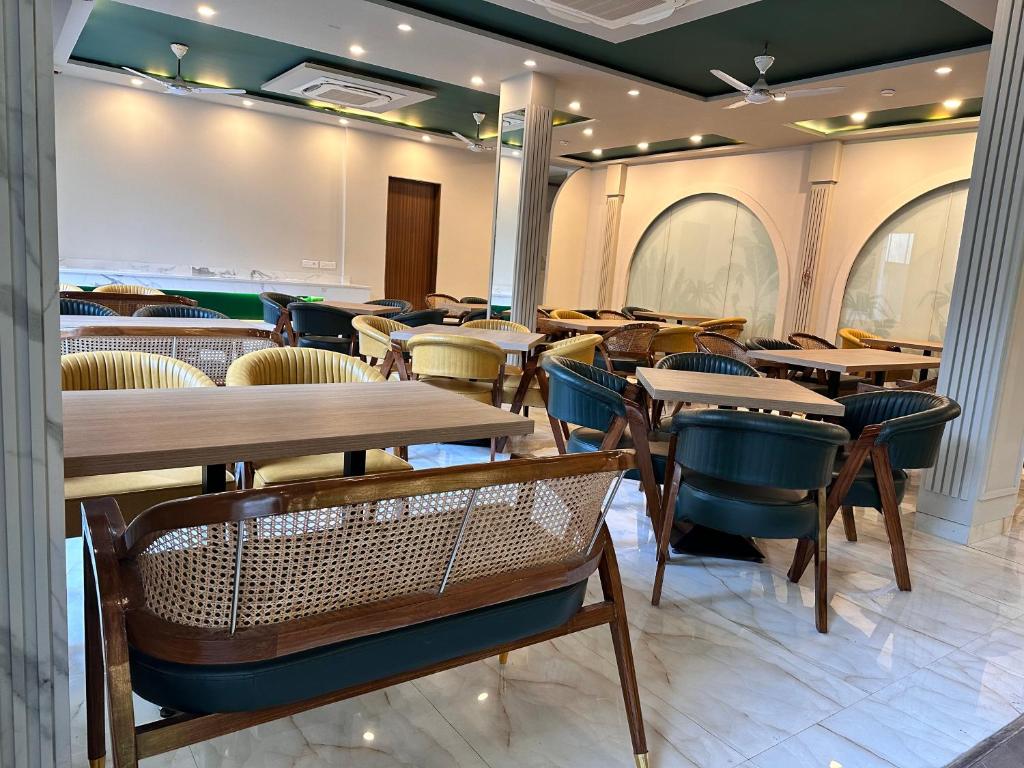 Posezení v ubytování Flock Hotel I Golf Course Road Near Dlf Phase 1 Metro station I Gurugram