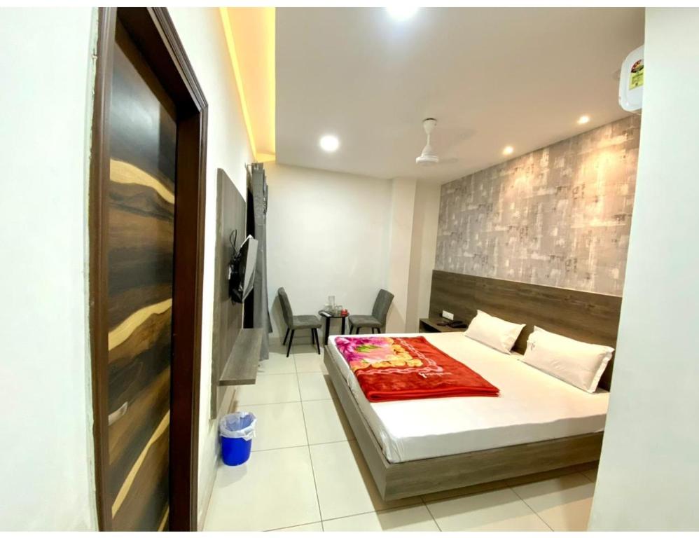 Habitación de hotel con cama y mesa en Bajaj Regency, Ludhiana, en Ludhiana