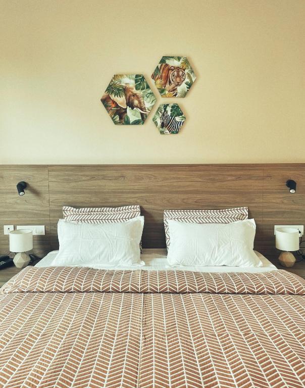 Postel nebo postele na pokoji v ubytování Flock Hotel I Golf Course Road Near Dlf Phase 1 Metro station I Gurugram