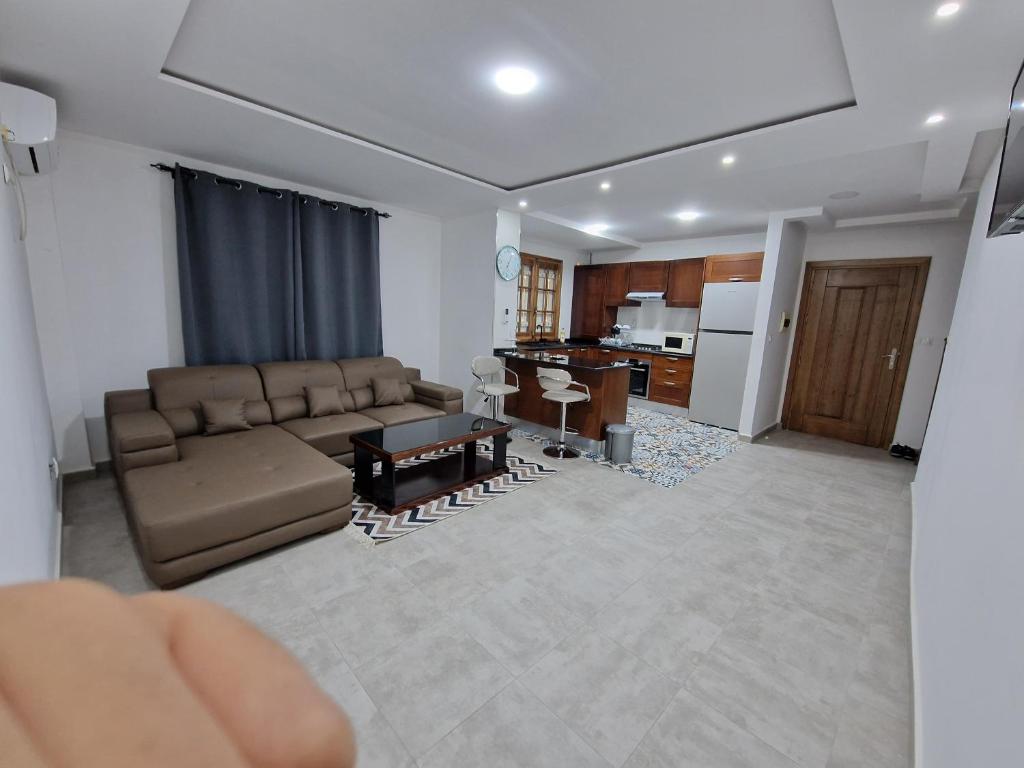 sala de estar con sofá y mesa en Appartement côté mer, en Reghaïa