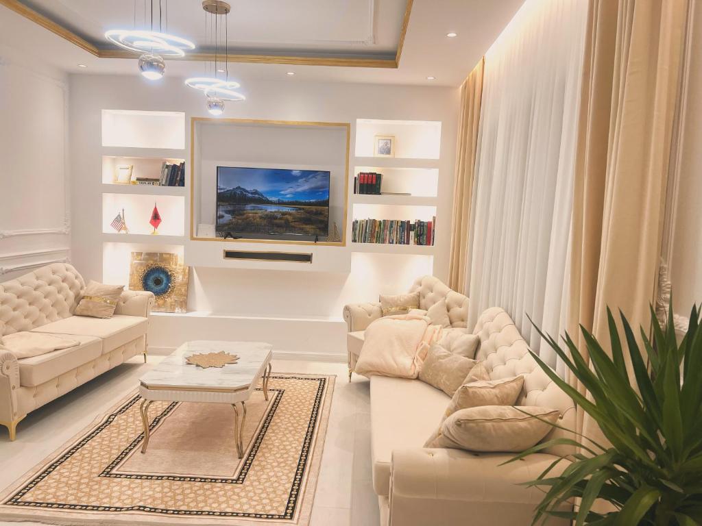 uma sala de estar com dois sofás e uma mesa em Villa Pasha em Tirana