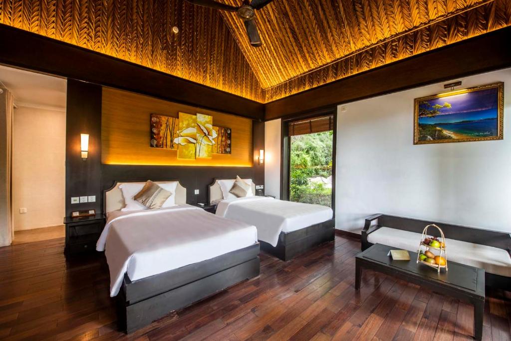 Giường trong phòng chung tại Hon Tam Resort
