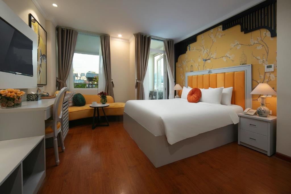 Postel nebo postele na pokoji v ubytování Serenata San de Hanoi Hotel