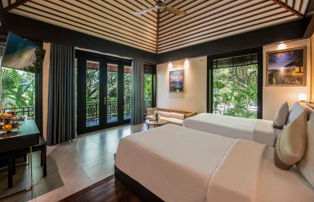 Giường trong phòng chung tại Hon Tam Resort