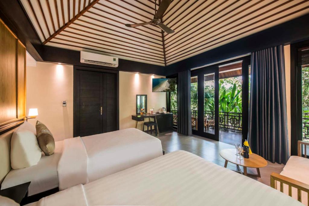 Giường trong phòng chung tại Hon Tam Resort