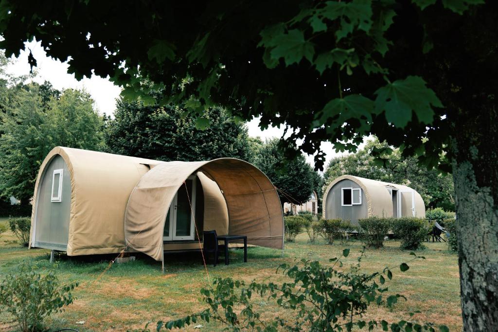 kilka namiotów siedzących na polu w obiekcie Camping Onlycamp La Potinière w mieście Écueillé