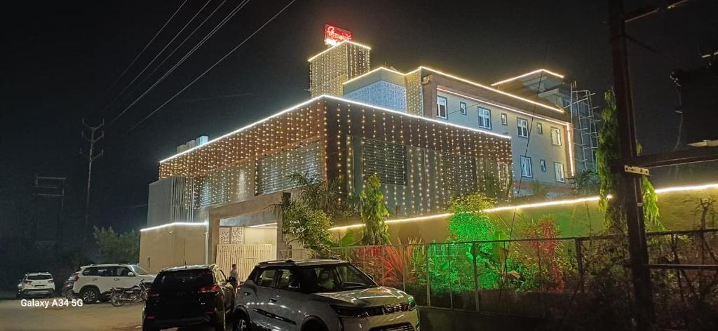 ein Gebäude mit Lichtern in der Nacht in der Unterkunft Shivhari Hotel & Resort in Gwalior