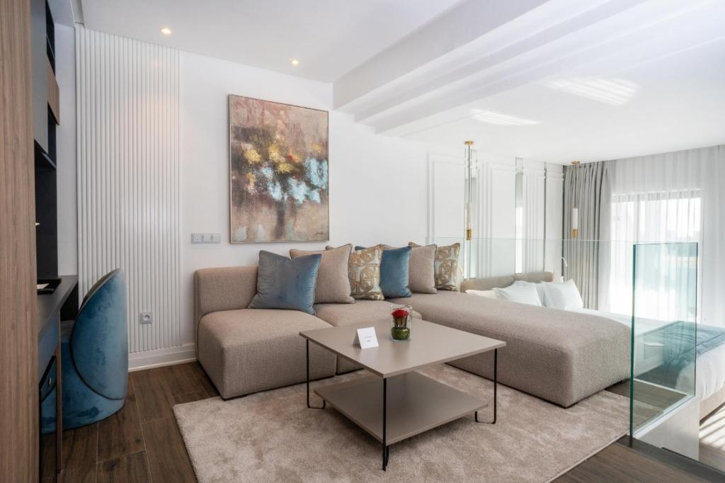 Posezení v ubytování Petit Palace Suites Hotel