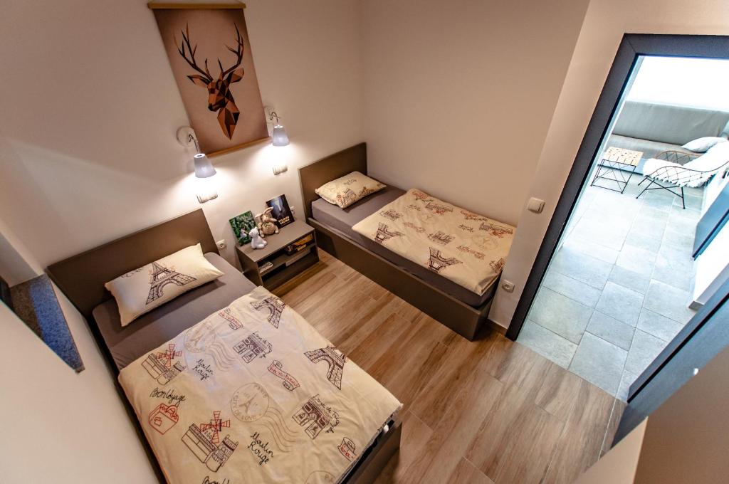 Postel nebo postele na pokoji v ubytování Apartma Kadulja Golte