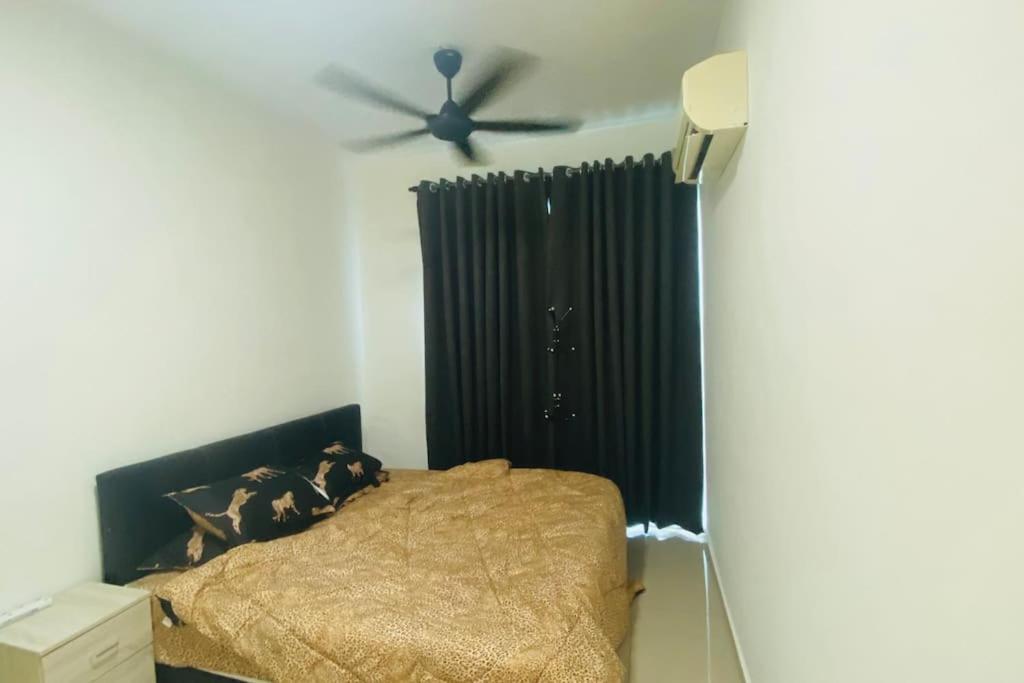 una camera con letto e ventilatore a soffitto di DD Brand New condo Metropol a Bukit Mertajam