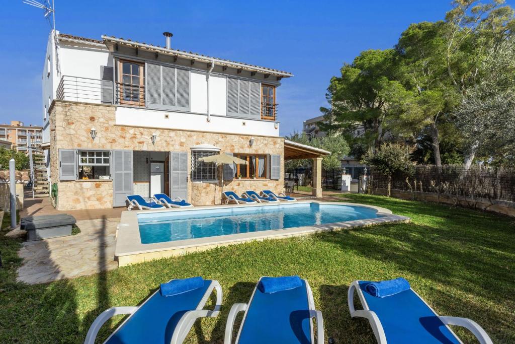 une image d'une villa avec une piscine dans l'établissement Villa Sofia Lago, à Alcúdia