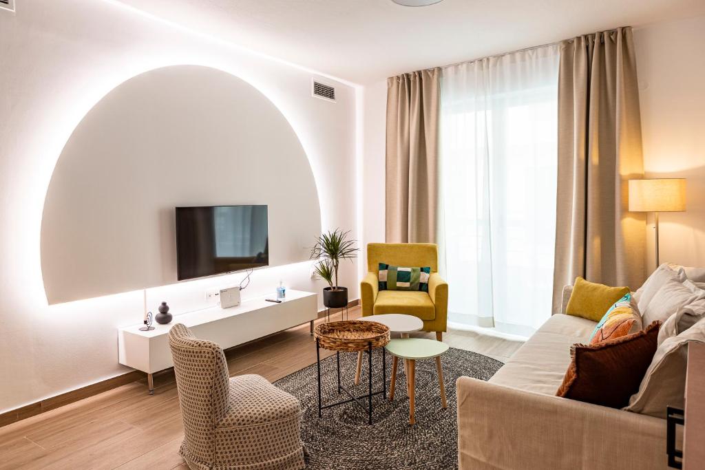 sala de estar con sofá y mesa en City Glade, en Ioannina