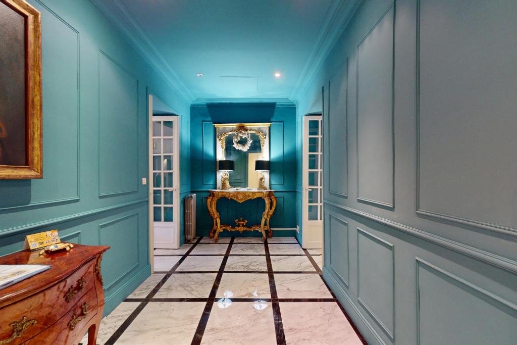 un couloir aux murs bleus et une chaise dans la chambre dans l'établissement Silver Suite Five Stars Holiday House, à Nice