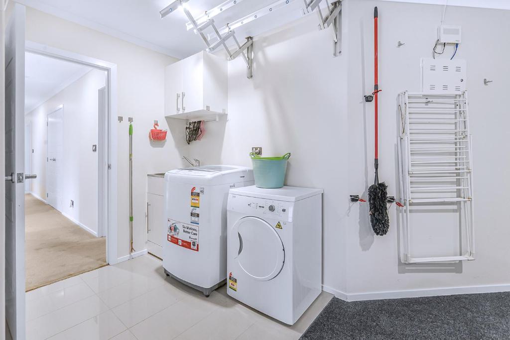 New, spacious, enjoy a quality stay in Flagstaff - Resim 25