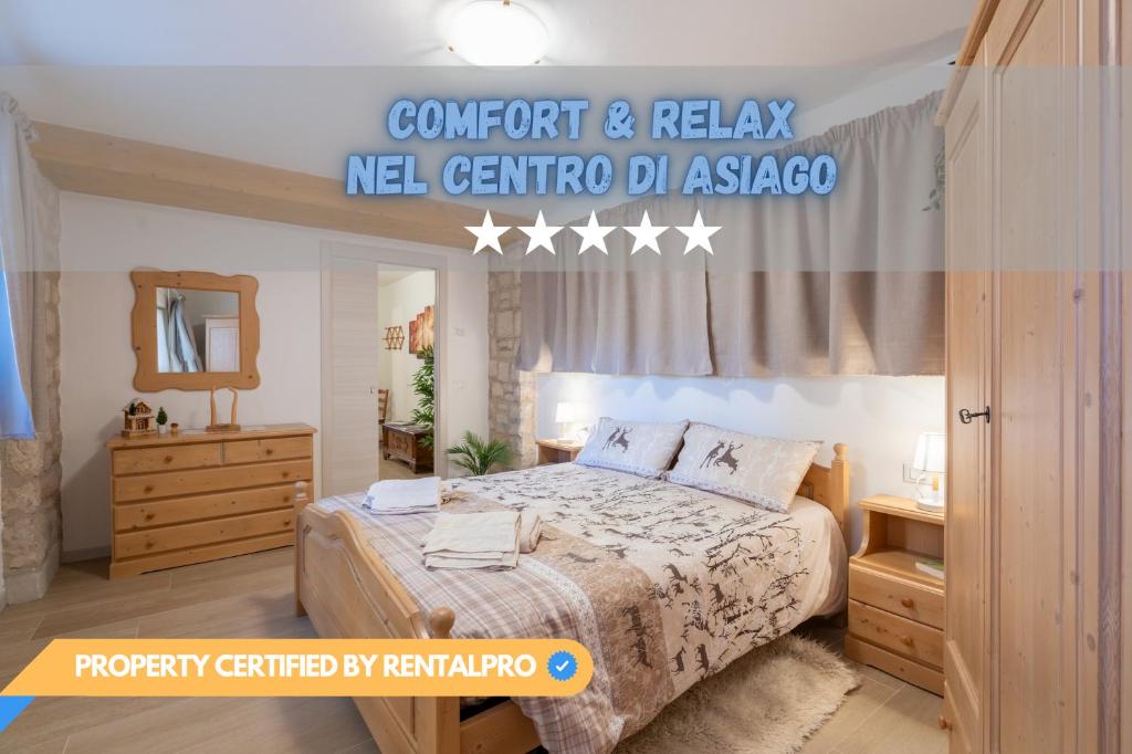 a bedroom with a bed and a sign that reads comfort and relaxeli centric at Asiago Centro - Comodissimo Appartamento al Piano Terra in Asiago