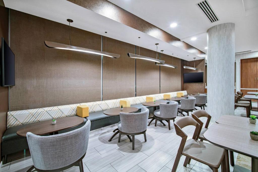 Posezení v ubytování SpringHill Suites by Marriott Phoenix Goodyear