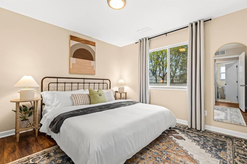 Ένα ή περισσότερα κρεβάτια σε δωμάτιο στο New! Pet-Friendly 1BR in the heart of Roseville!