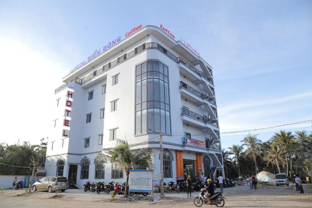 a white building with motorcycles parked in front of it at Biển Đông Hotel Đảo Phú Quý in Cu Lao Thu