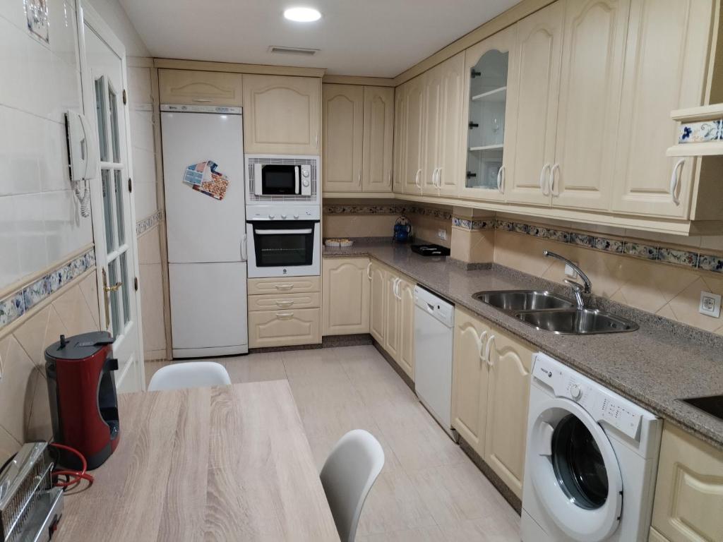 Kuchyňa alebo kuchynka v ubytovaní Apartamento con parking privado gratis incluido