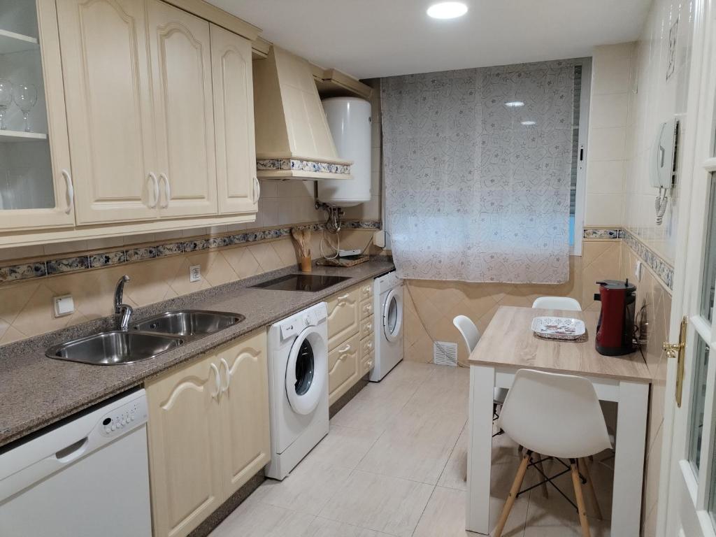 Kuchyňa alebo kuchynka v ubytovaní Apartamento con parking privado gratis incluido