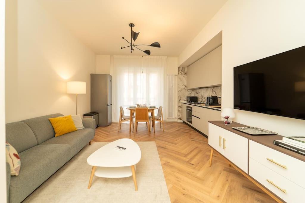 a living room with a couch and a table at Esclusivo appartamento con 2 camere da letto in Milan