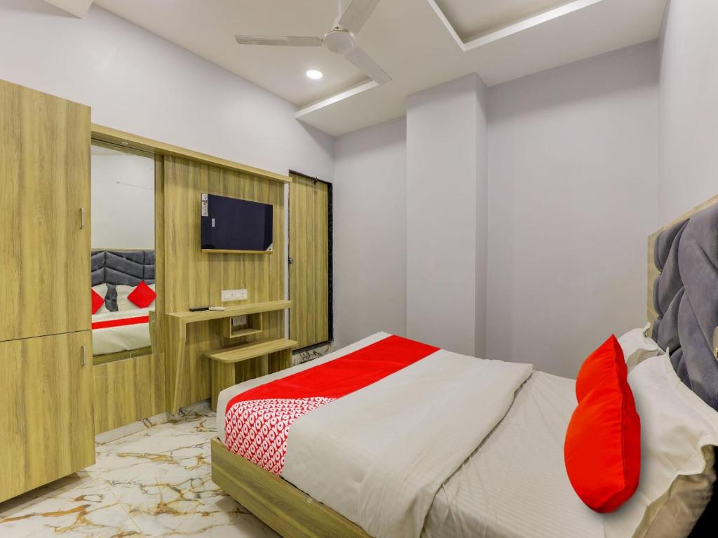 Postel nebo postele na pokoji v ubytování HOTEL KRISHNA