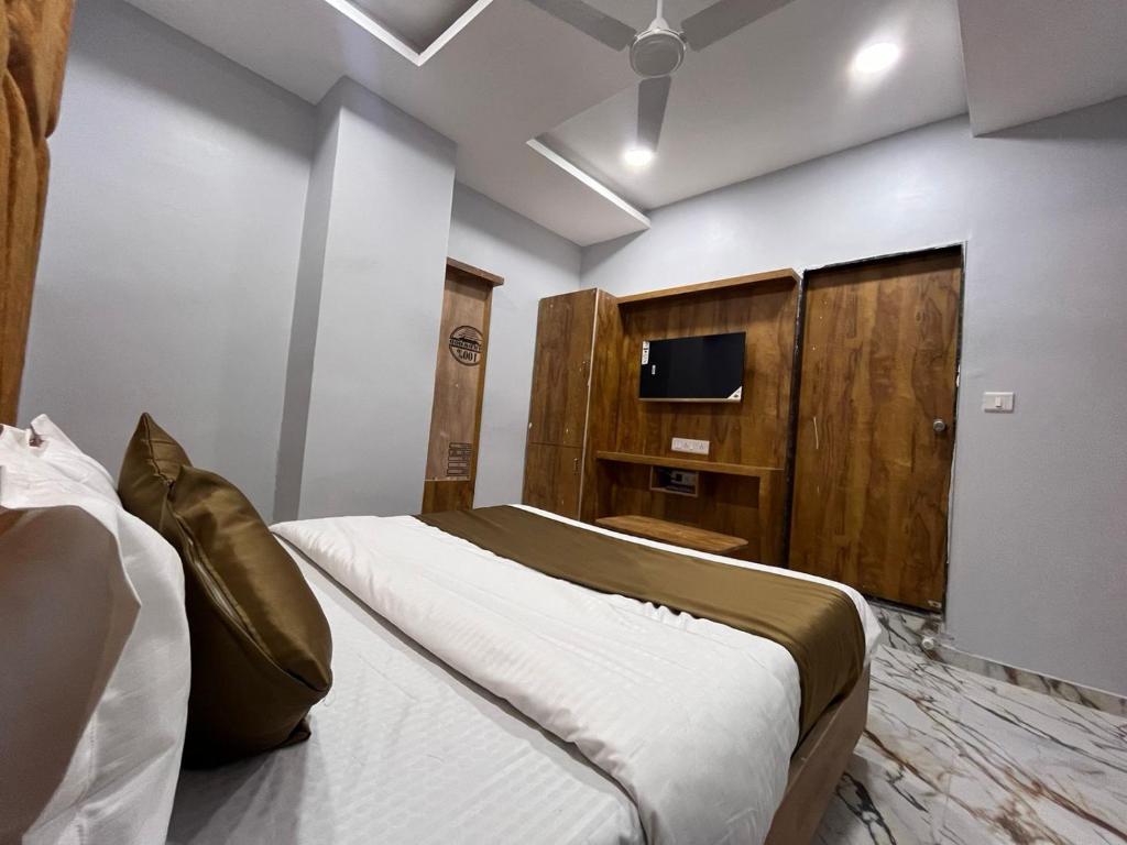 TV a/nebo společenská místnost v ubytování HOTEL KRISHNA