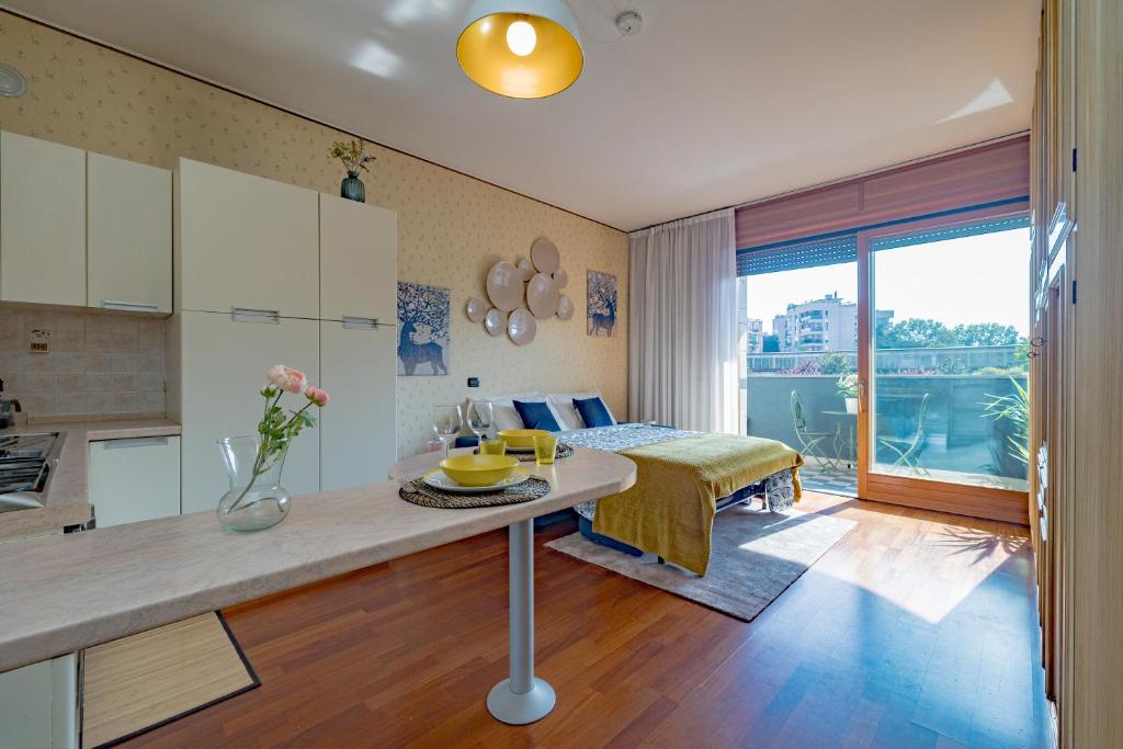 uma cozinha e sala de estar com uma mesa num quarto em Porta Romana Suite di Charme em Milão