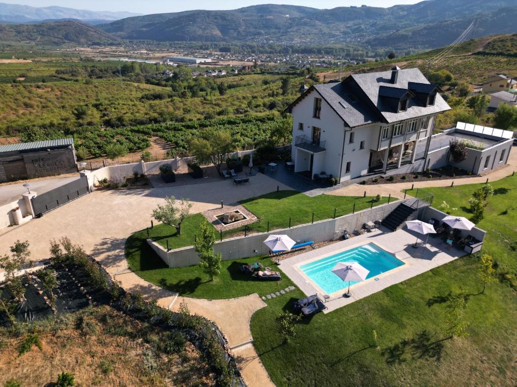 uma vista aérea de uma casa com piscina em Hotel Boutique Finca esencial em Villafranca del Bierzo