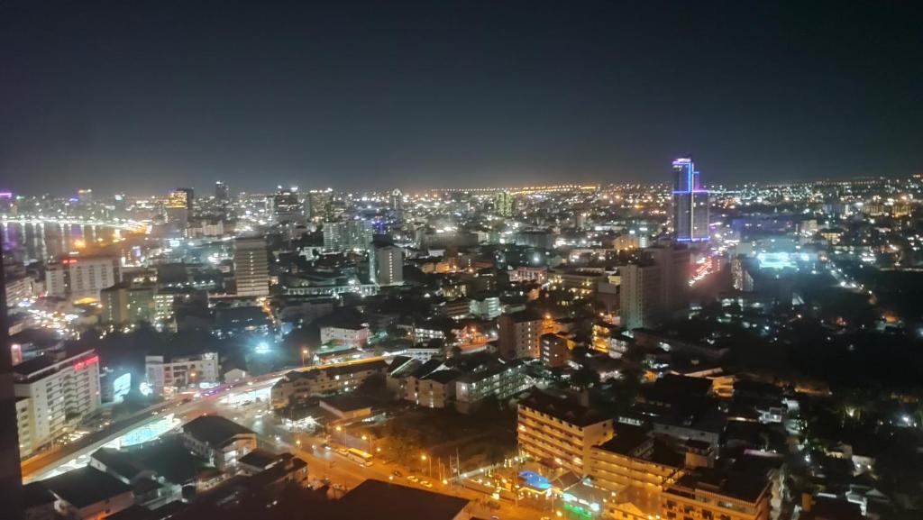 vista di una città di notte con luci di Unixx a Pattaya Sud