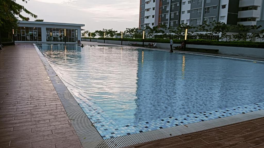 una gran piscina en una ciudad con edificios en AtSky KLIA - One Room Apartment en Kampong Bekoh