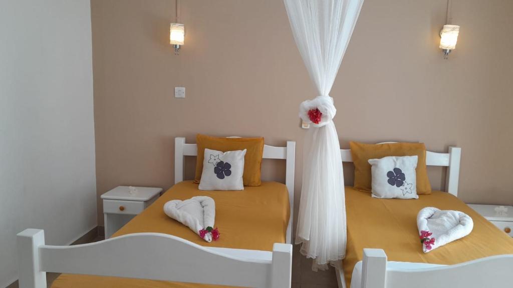 皮蒙斯角的住宿－Jolie Villa Santa avec piscine，卧室内的两张床,配有毛巾