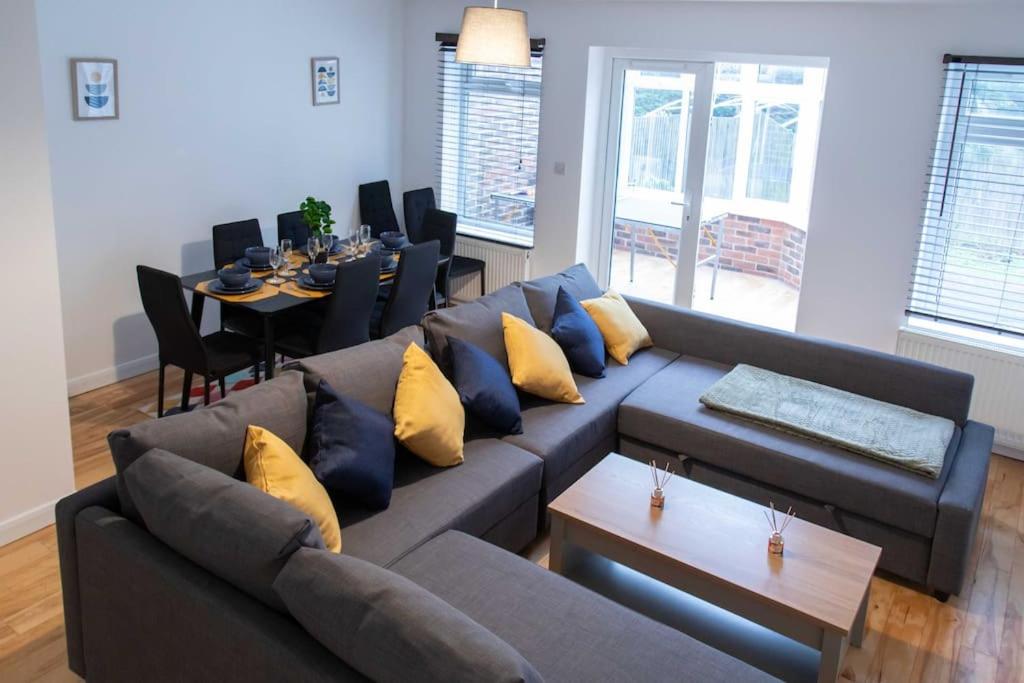 Ruang duduk di Spacious House in Brighton with large garden and free parking
