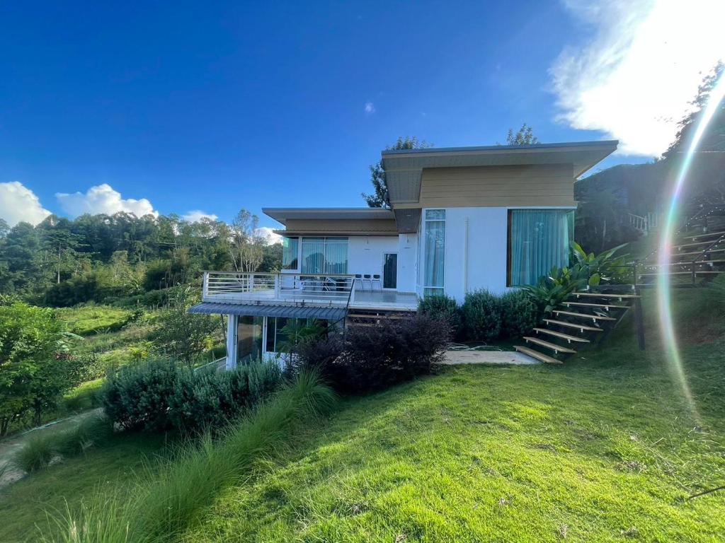 閣考島的住宿－Tawan Villa เขาค้อ，草山顶上的房子