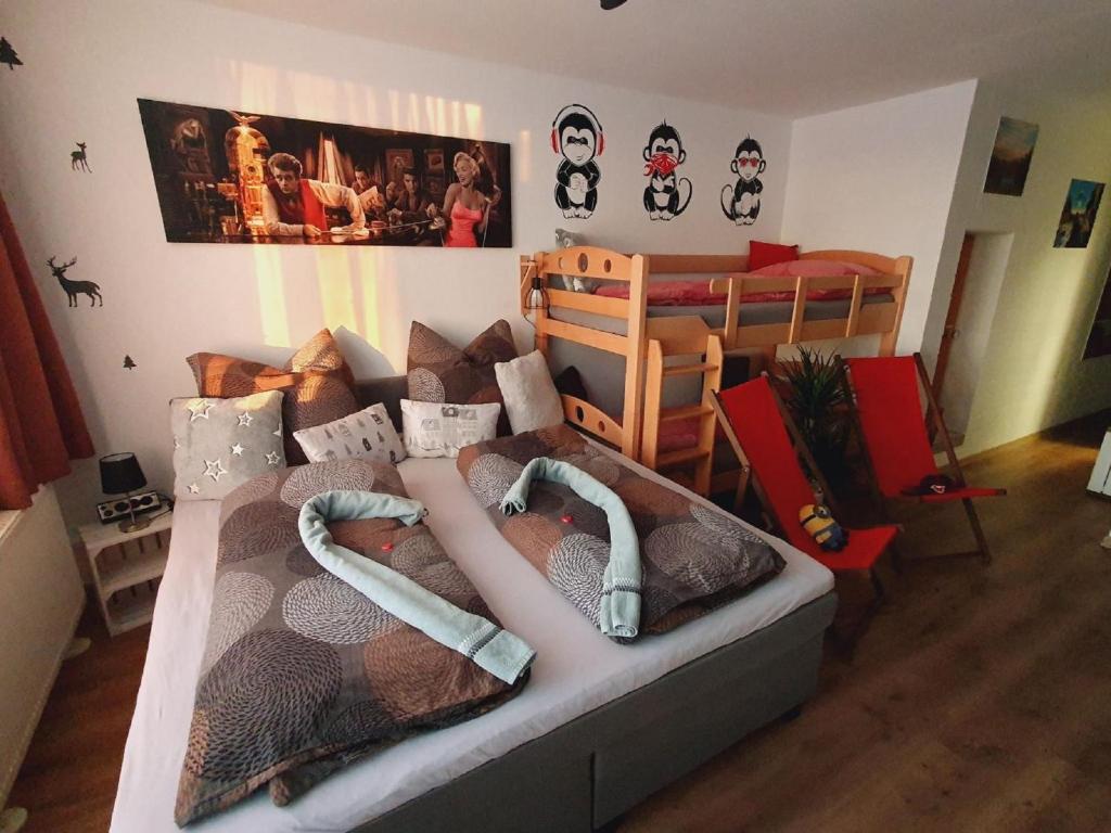 1 dormitorio con 2 camas y 1 litera en Ferienwohnung Winklworld 2 mit Hallenbad und Sauna inklusive aktivCARD, en Sankt Englmar
