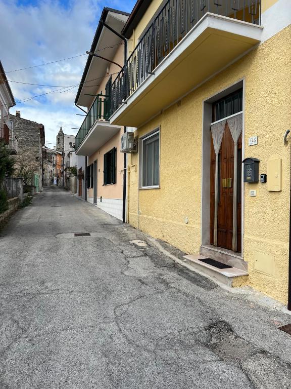 an empty street next to a yellow building at Il mondo di Leo in Tocco da Casauria