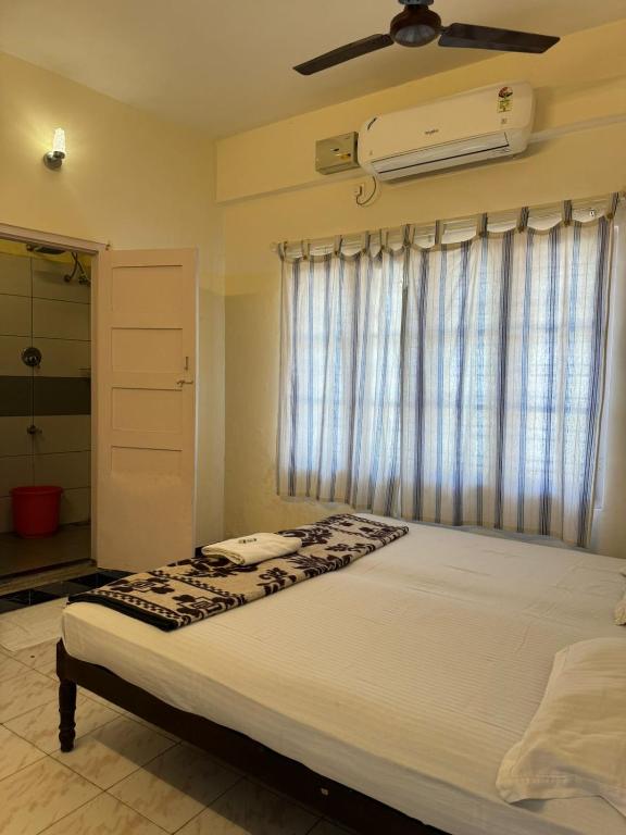 Postel nebo postele na pokoji v ubytování Aambal Residency