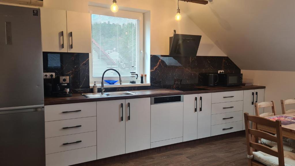 Kuchyň nebo kuchyňský kout v ubytování Apartmán Malá Valaška