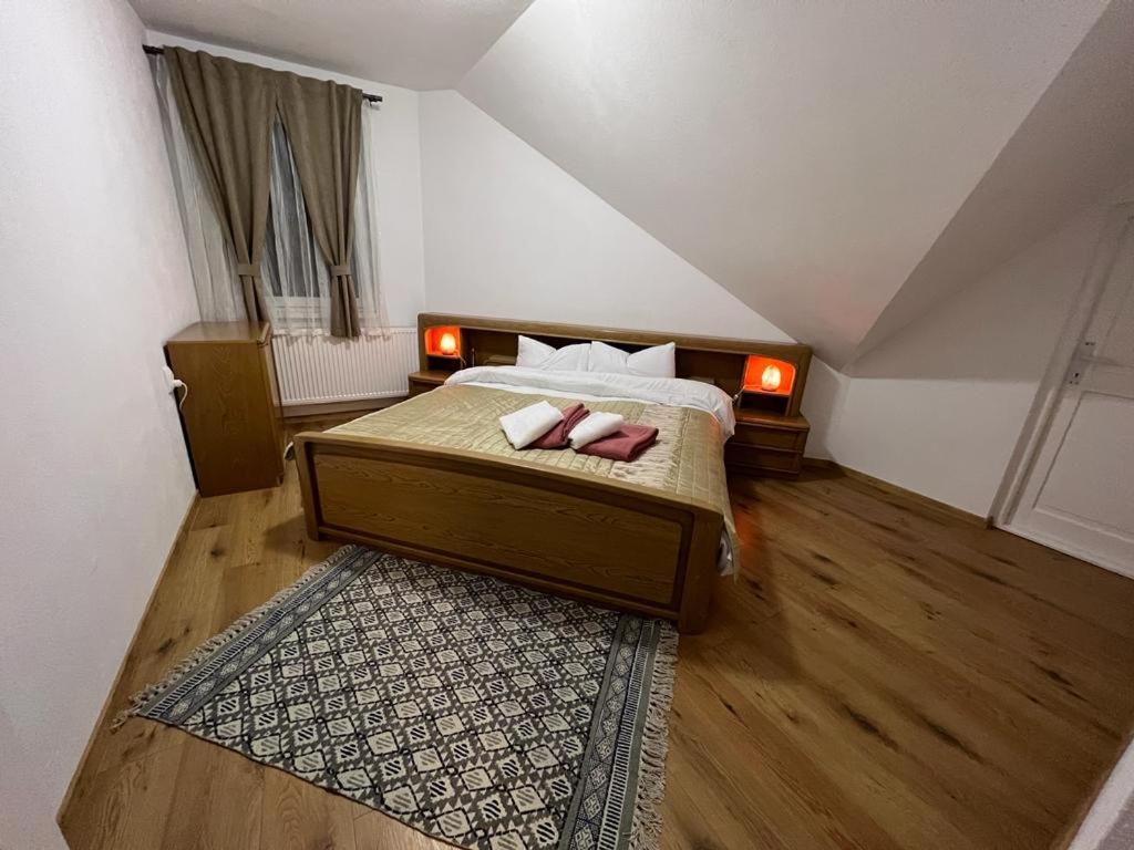 En eller flere senge i et værelse på Cozy Apartment