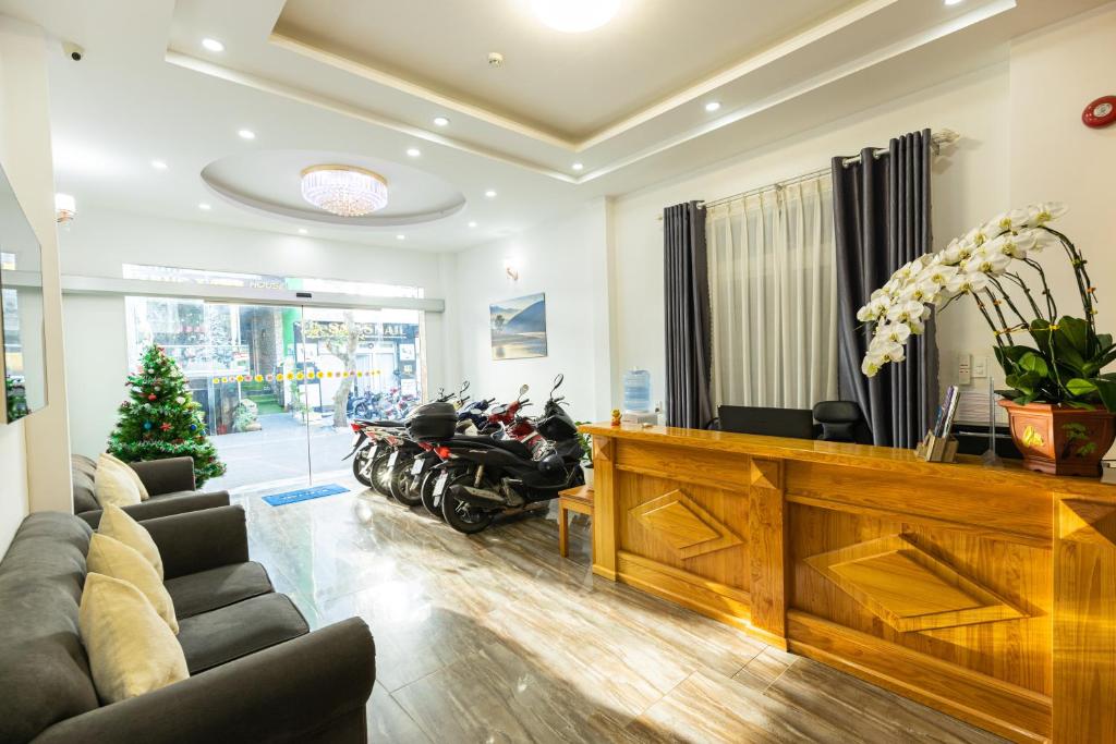 una sala de estar con motocicletas estacionadas en una habitación en Maxim Hotel en Da Lat