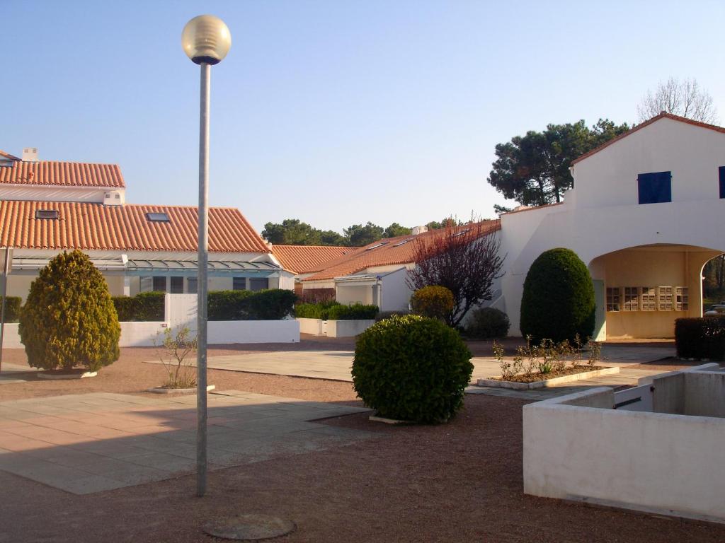 un feu de rue devant un bâtiment blanc dans l'établissement Maison accueillante à Saint-Jean-de-Monts avec terrasse, à Saint-Jean-de-Monts