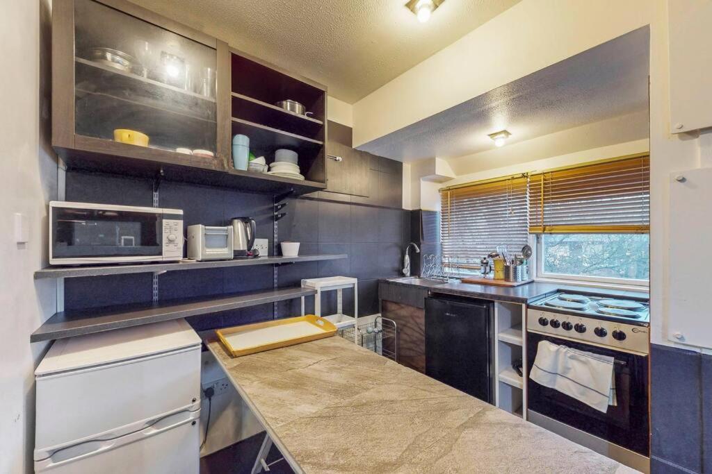 Cosy 3BD maisonette in Ladbroke GroveNotting Hill tesisinde mutfak veya mini mutfak