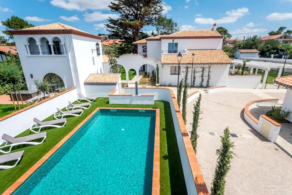 una imagen de una villa con piscina en Résidence Prestige Odalys Les Villas Milady, en Biarritz