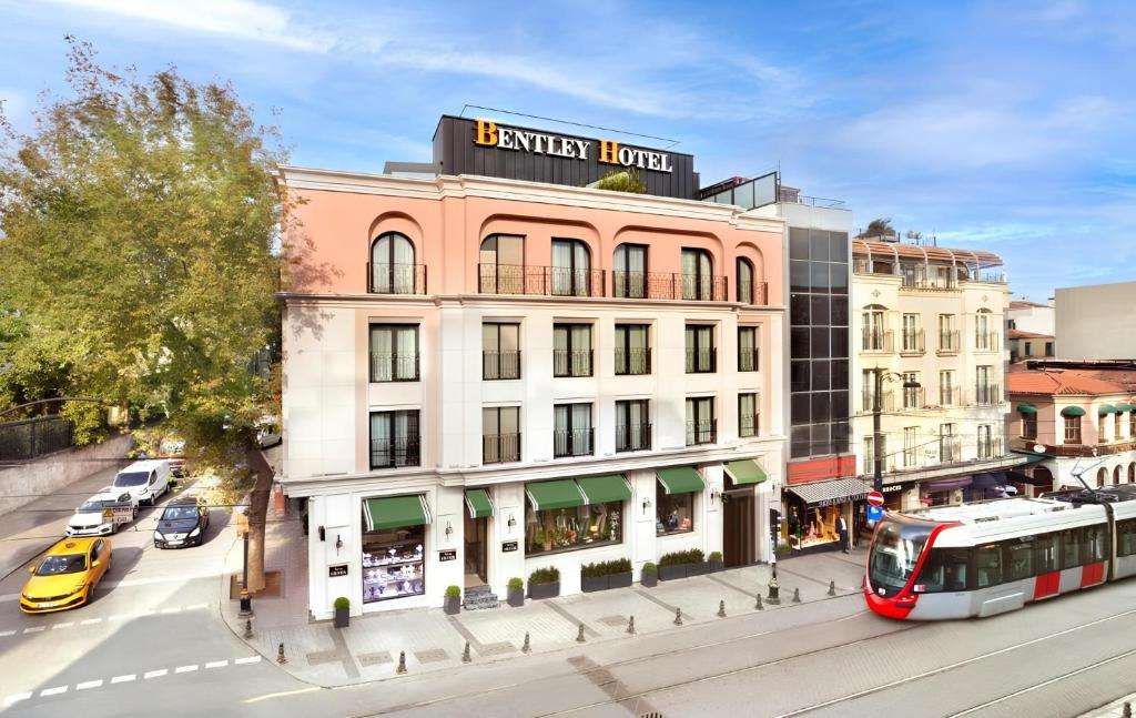 un edificio con un cartel encima de él en una calle en Bentley Hotel Old City-Special Class, en Estambul